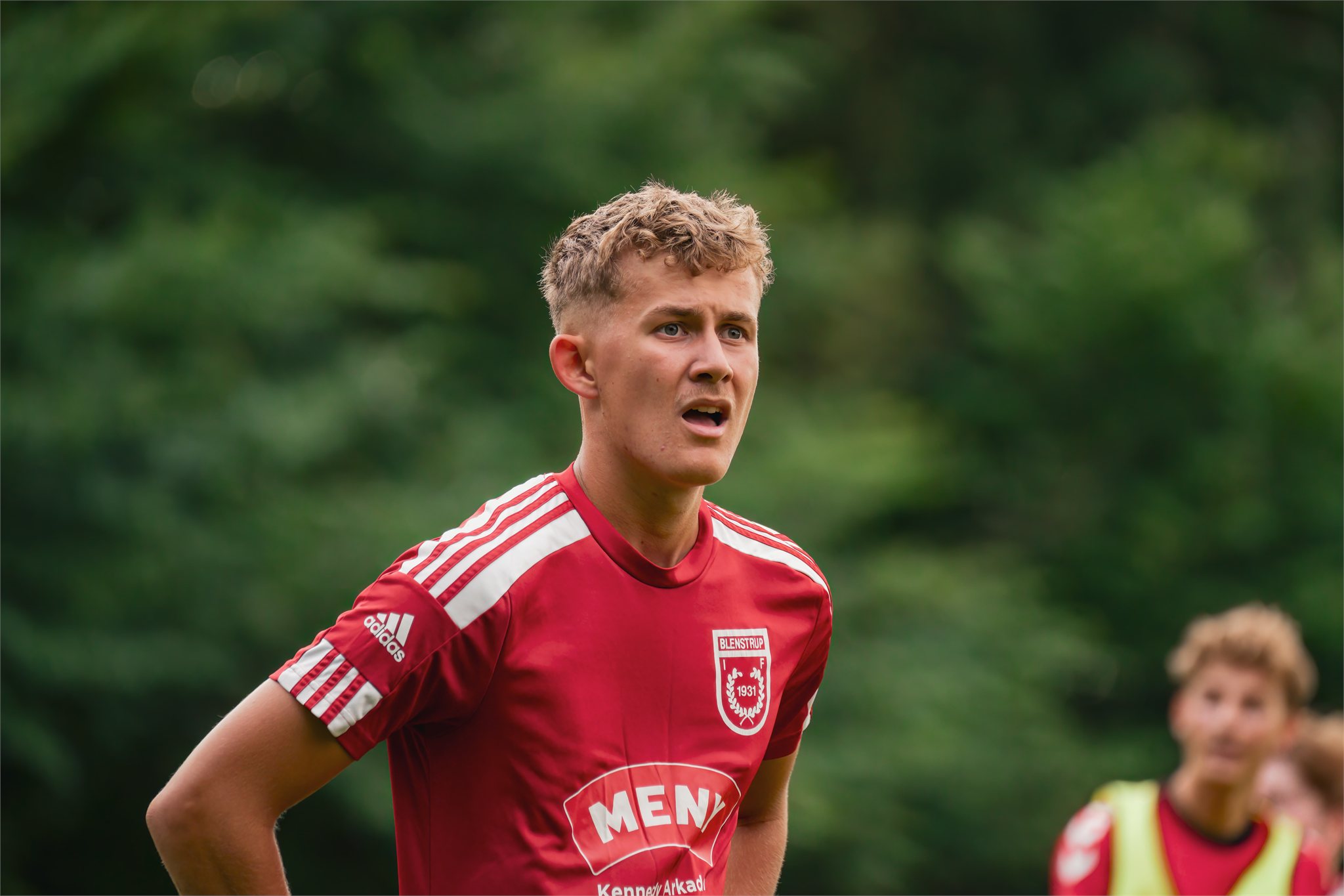 Fodboldspiller i rød trøje under en kamp